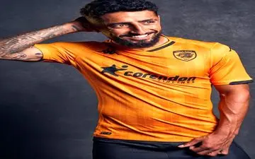 ستاره استقلالی در رونمایی از پیراهن تیم انگلیسی
