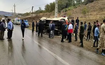 واژگونی مینی‌بوس با یک کشته و 19 مصدوم در عجب‌شیر