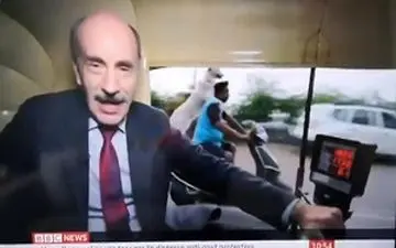 صحنه عجیب در خیابان‌های هند در گزارش زنده بی‌بی‌سی جهانی