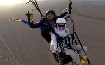 جشن عروسی خاص زوج اصفهانی با پرواز با پاراگلایدر + عکس