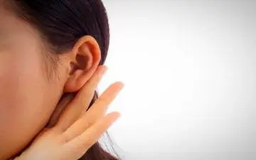 بوی بد پشت گوش به چه علت است؟