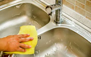 ترفندهای خانگی و ارزان برای برق انداختن سینک های ظرفشویی!