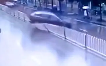  پرواز شاسی‌بلند با دنده‌عقب!