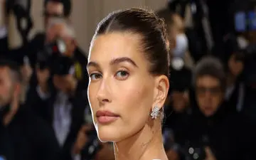 واکنش خلاقانه هیلی بیبر به انتقادات با عطر خیالی