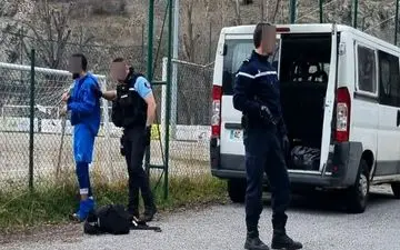 بازیکن اخراجی با چاقو به تماشاگران حمله کرد!