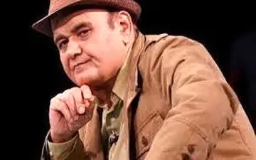  اکبر عبدی و همسرش در کنار  مجری تلویزیون