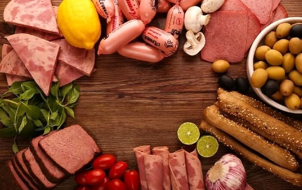 سوسیس و کالباس فاسد چه بلایی سر بدن شما می‌آورد؟