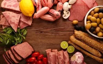 سوسیس و کالباس فاسد چه بلایی سر بدن شما می‌آورد؟