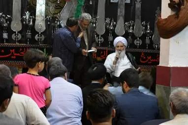 دیدار نماینده ولی‌فقیه و امام جمعه کرمانشا با مردم شاطرآباد در مسجد انصار‌الحسین به روایت تصویر