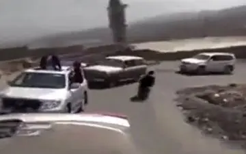 تصادف موتور با خودرو در سر پیچ در کاروان عروسی + فیلم