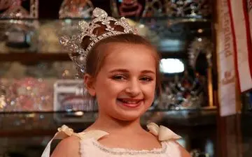 این دختر زیبا میلیاردرترین سلبریتی جهان است! + عکس