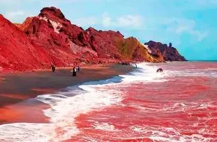 جوی سرخ در ساحل هرمز؛ تصاویر عجیب از پدیده بحث‌برانگیز + ویدئو