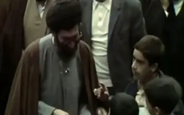خاطره جالب از حضور رهبر معظم انقلاب  در نماز جمعه و عیدی کودکان به ایشان + فیلم