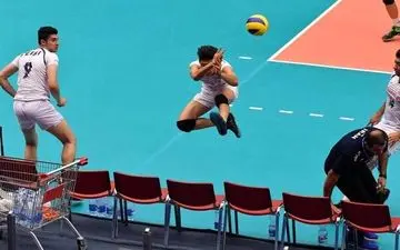 عکس/ پرش والیبالیست جوان از روی نیمکت