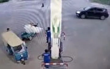 واکنش جالب متصدی پمپ بنزین به سیگار کشیدن راننده در داخل جایگاه