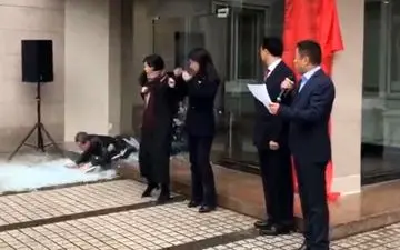 حادثه غیرمنتظره‌ای که یک مراسم رسمی را به هم زد +فیلم 