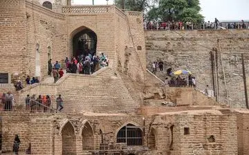 لطفا به "ایرانِ کوچک" توجه کنید