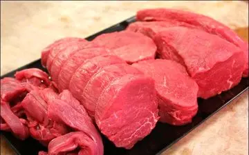 این زن گوشت خام می‌خورد و با بزاق دهانش پنیر درست می‌کند