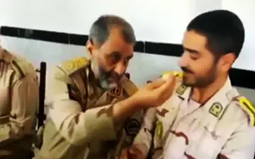 لقمه گرفتن فرمانده مرزبانی برای سربازانش