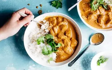 طرز تهیه مرغ تند هندی با ماست؛ غذایی خوش‌عطر و آسان با طعمی متفاوت!