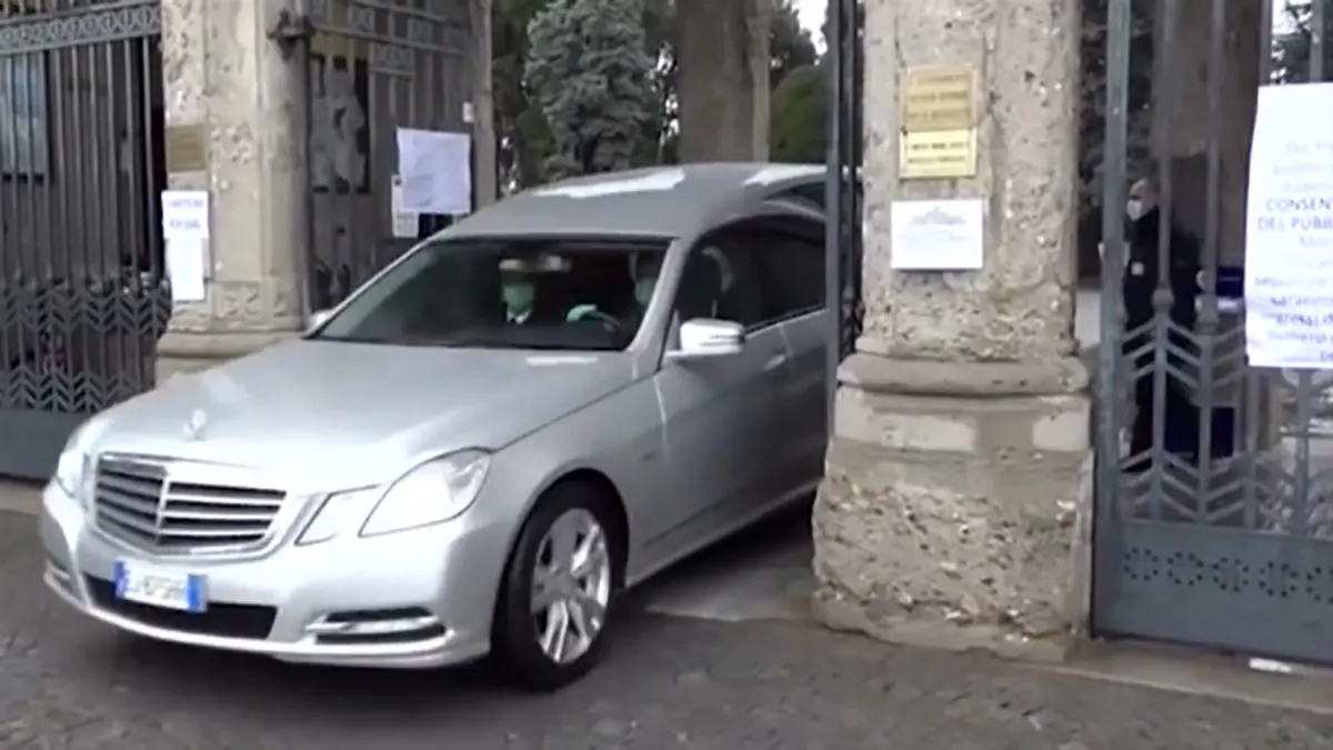 صف کشیدن خودروهای نعش کش در قبرستان‌های ایتالیا پس از شیوع کرونا + فیلم