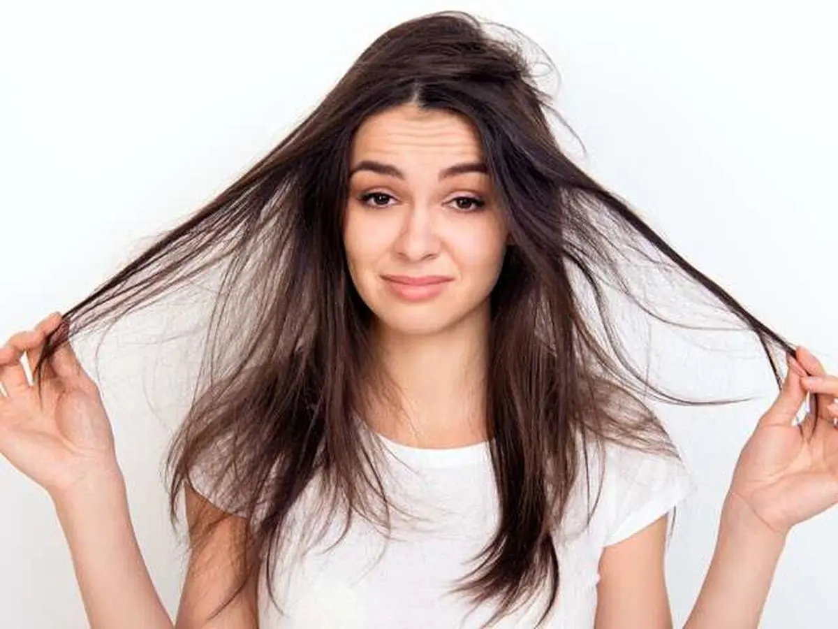 چگونه از موهای نازک و خشک در تابستان مراقبت کنیم؟ ۱۰ نکته طلایی برای جلوگیری از خشکی و وز شدن مو
