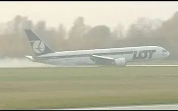 مهارت خلبان هواپیمای بوئینگ ۷۶۷ در فرود بدون چرخ