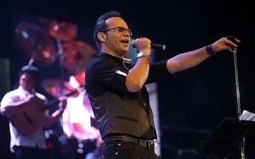 خواننده معروف در تالار وزارت کشور روی صحنه می‌رود