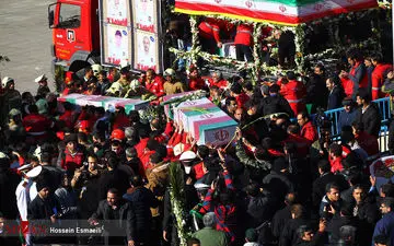 خداحافظی آخر با دلیرمردان آتش نشان/همه برای بدرقه آمده اند