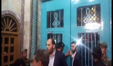 لحظه بسته شدن درب حسینیه ارشاد در آخرین دقایق رای گیری + فیلم