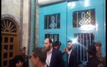 لحظه بسته شدن درب حسینیه ارشاد در آخرین دقایق رای گیری + فیلم