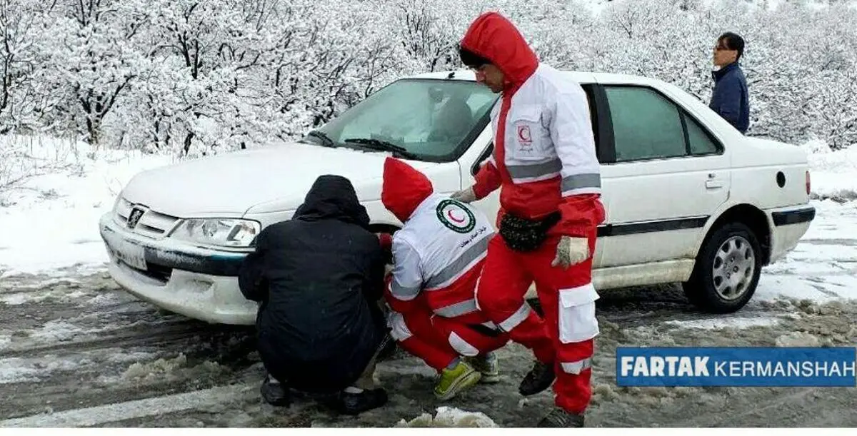 امداد رسانی به 30 خودرو گرفتار شده در برف و کولاک