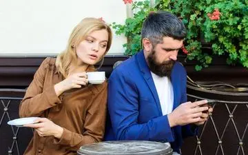 راز و سیاست زنی که همسرش واسش میمیره