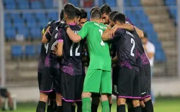 بازیکنان پرسپولیس با بازوبند مشکی مقابل الوحده بازی می‌کنند
