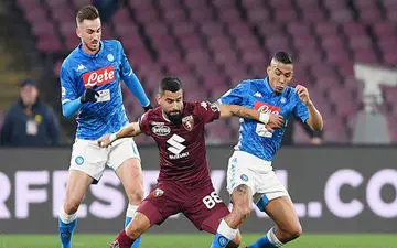 برای اولین بار در فوتبال؛ استفاده از بانوان به عنوان توپ جمع کن + عکس