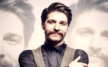 آواز احساسی حمید هیراد؛ اجرای «هنوز یادم نرفته» کنار درخت + ویدئو