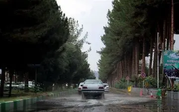  بارش باران در جاده های ۱۲ استان