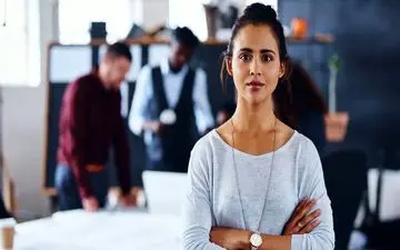 ۱۱ ویژگی شخصیت قوی که شما را از دیگران دور می‌کند