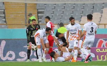 جشن بهم خورد، یک پرسپولیسی مانع از عروسی شد/ قهرمانی پرسپولیس به تعویق افتاد