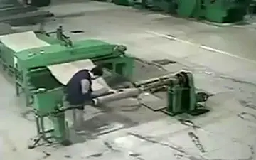 اتفاق مرگبار در یک کارخانه + فیلم