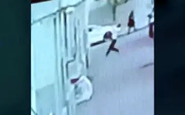 لحظه حیرت‌انگیز نجات کودک پس از سقوط از طبقه پنجم