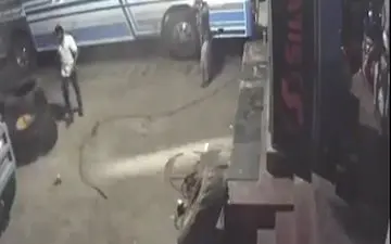 ترکیدن لاستیک خودرو و مرگ دردناک کارگر+ فیلم
