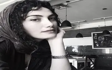 تیپ و ژست جالب هدیه آزاده در یک بنای تاریخی (عکس)