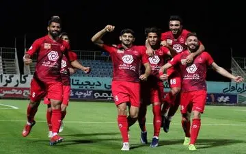 پرسپولیس با چهارمیخ کشیدن شارجه به عنوان صدرنشین صعود کرد