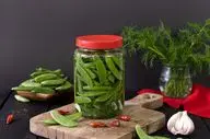 طرز تهیه ترشی نخود فرنگی؛ چاشنی خوشمزه و جذاب برای سفره‌های ایرانی
