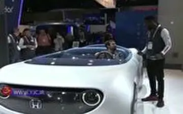 خودروی مدرنی که به شیوه بسیار جذابی هدایت می‌شود