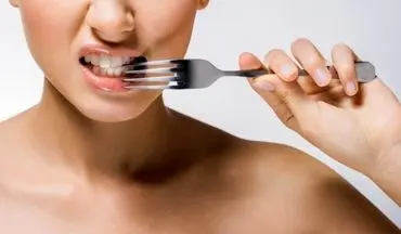 چه عواملی باعث ایجاد طعم فلز در دهان می‌شود؟