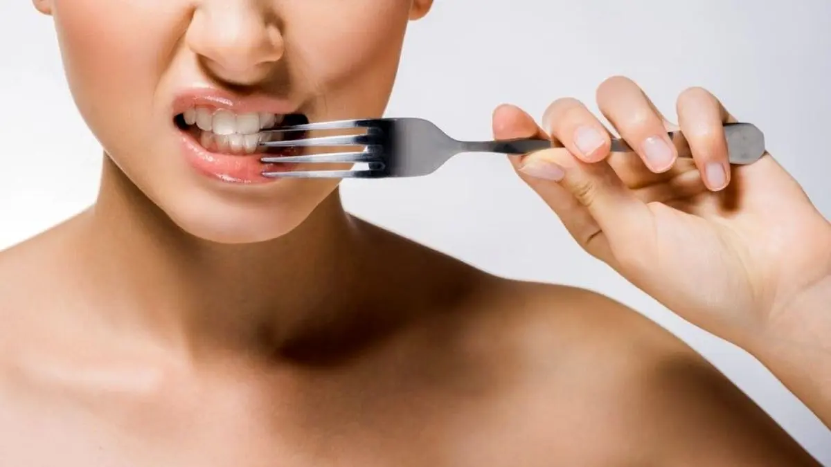 چه عواملی باعث ایجاد طعم فلز در دهان می‌شود؟