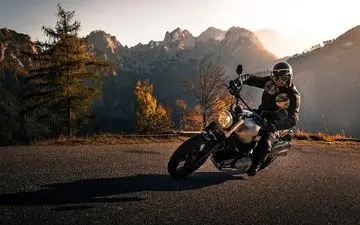 لحظه دلهره آور و شگفت انگیز بالارفتن یک موتورسوار از قله کوه + ویدئو