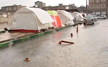 برچیده شدن چادر زلزله زدگان قصرشیرین با باد و باران + فیلم